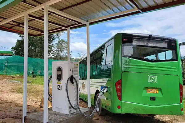 Projekt rychlého nabíjení AMPPAL DC pro elektrické autobusy IZI ve Rwandě