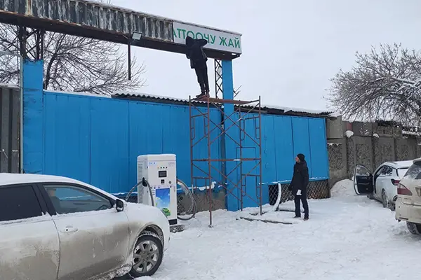 Projekt rychlého nabíjení stejnosměrného proudu ve venkovním prostředí AMPPAL v Kyrgyzstánu